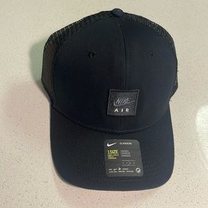 Black Nike Trucker SnapBack hat. Unisex 1 size